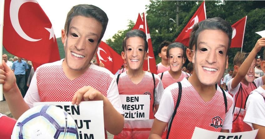 Çocuklar Mesut Özil’e sahip çıktı