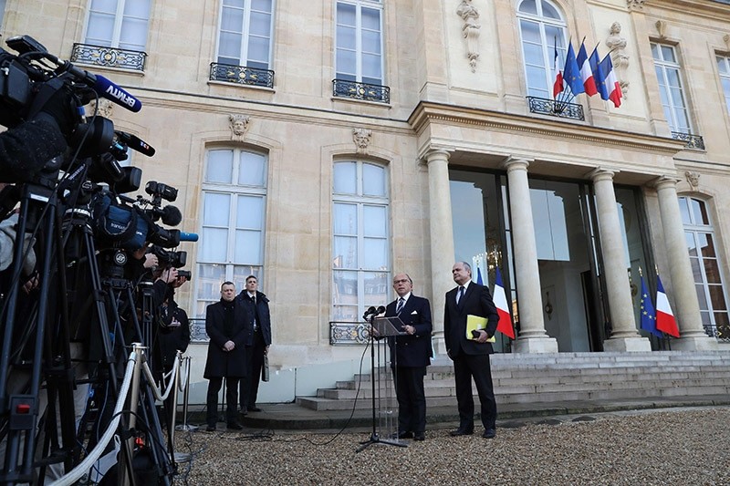 French Prime Minister Bernard Cazeneuve and French Interior Minister Bruno Le Roux (R) hold a press conference to announce that the state of emergency will be extended until July 2017. Dec. 10, 2016. (AFP Photo)