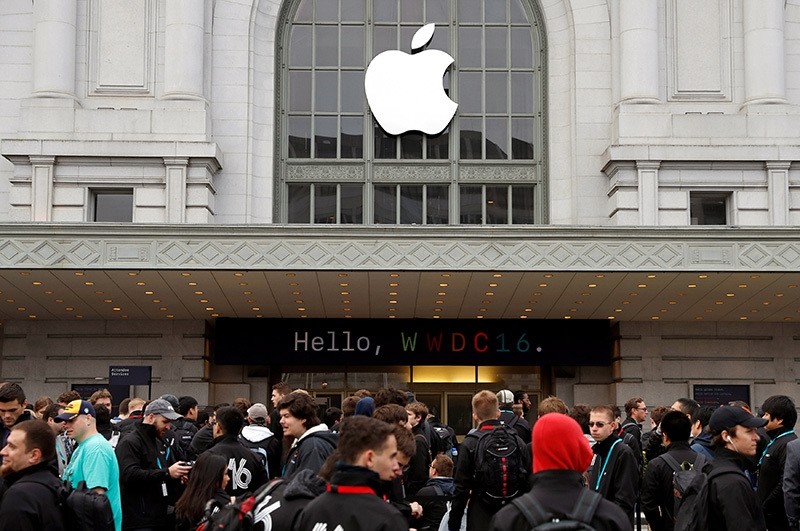 Attendees line up to enter Apple Inc.'s 2016 Worldwide Developers Conference in San Francisco, California, U.S., June 13, 2016. (Reuters Photo)