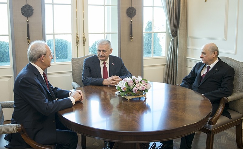 Prime Minister Binali Yu0131ldu0131ru0131m (center) speaks with opposition chairmen Kemal Ku0131lu0131u00e7darou011flu (Left) and Devlet Bahu00e7eli (Right) in Ankara, Dec. 14, 2016 (AA Photo)