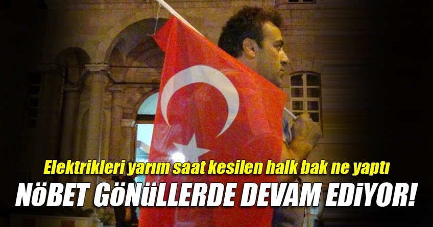 Konya’daki elektrik kesintisi nedeniyle bazı vatandaşlar Valilik önünde toplandı