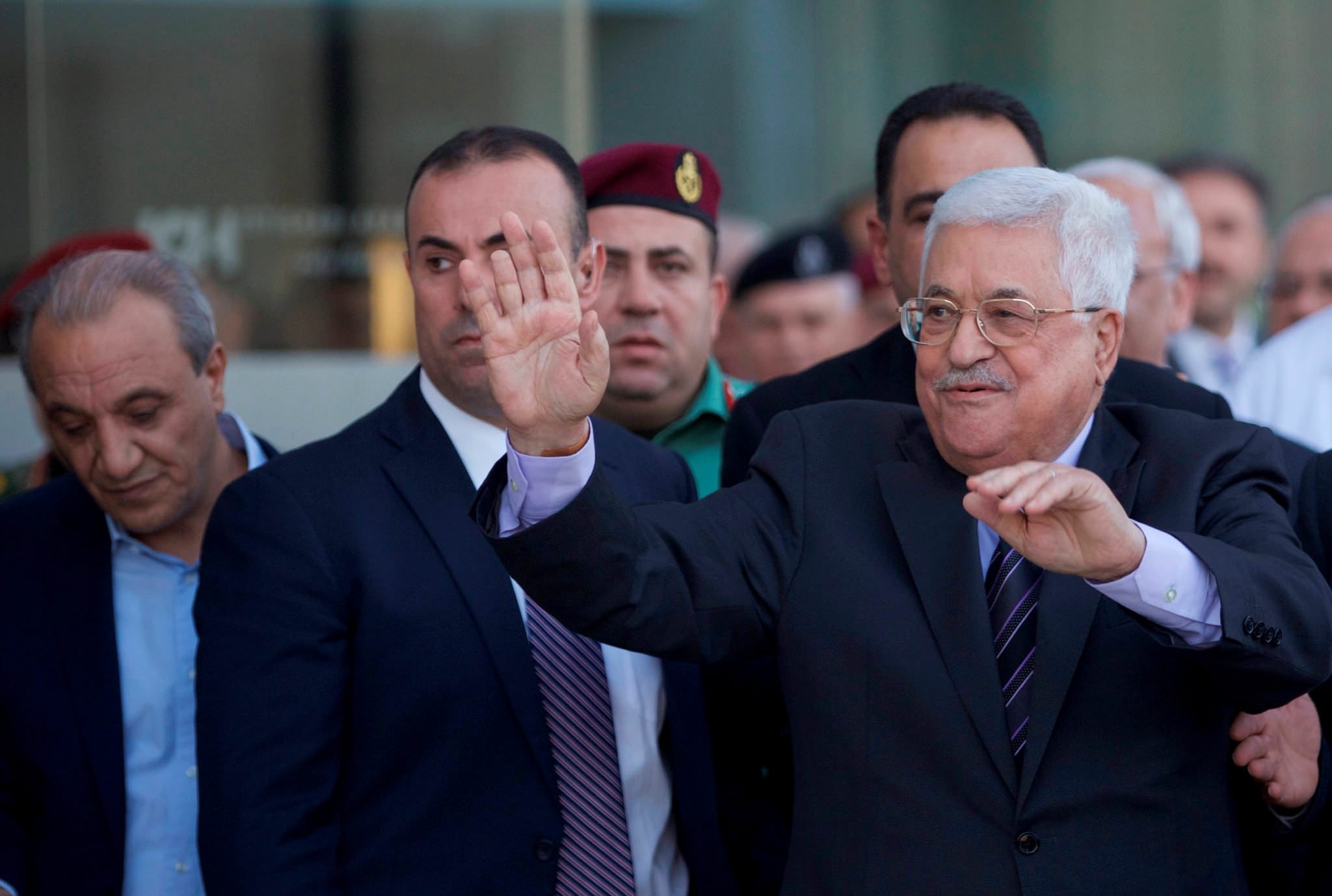 Palestinian President Mahmoud Abbas waves after leaving the hospital in the West Bank city of Ramallah, October 6, 2016. (REUTERS Photo)