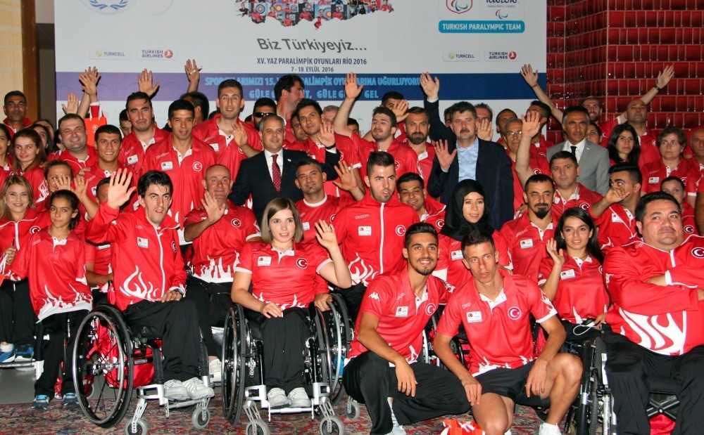 Youth and Sports Minister Akif u00c7au011fatay Ku0131lu0131u00e7 poses with Turkey's Paralympics team.