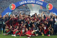 Portugal's squad and teammates pose with the trophy as they celebrate after beating France during the Euro 2016 final football match at the Stade de France in Saint-Denis, north of Paris, on July 10, 2016. (AFP Photo)
