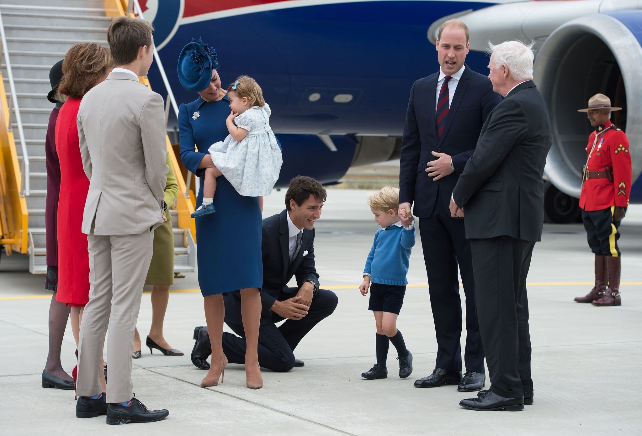 Canadian Prime Minister Justin Trudeau (C) kneels to talk to Prince George. (AFP Photo) 