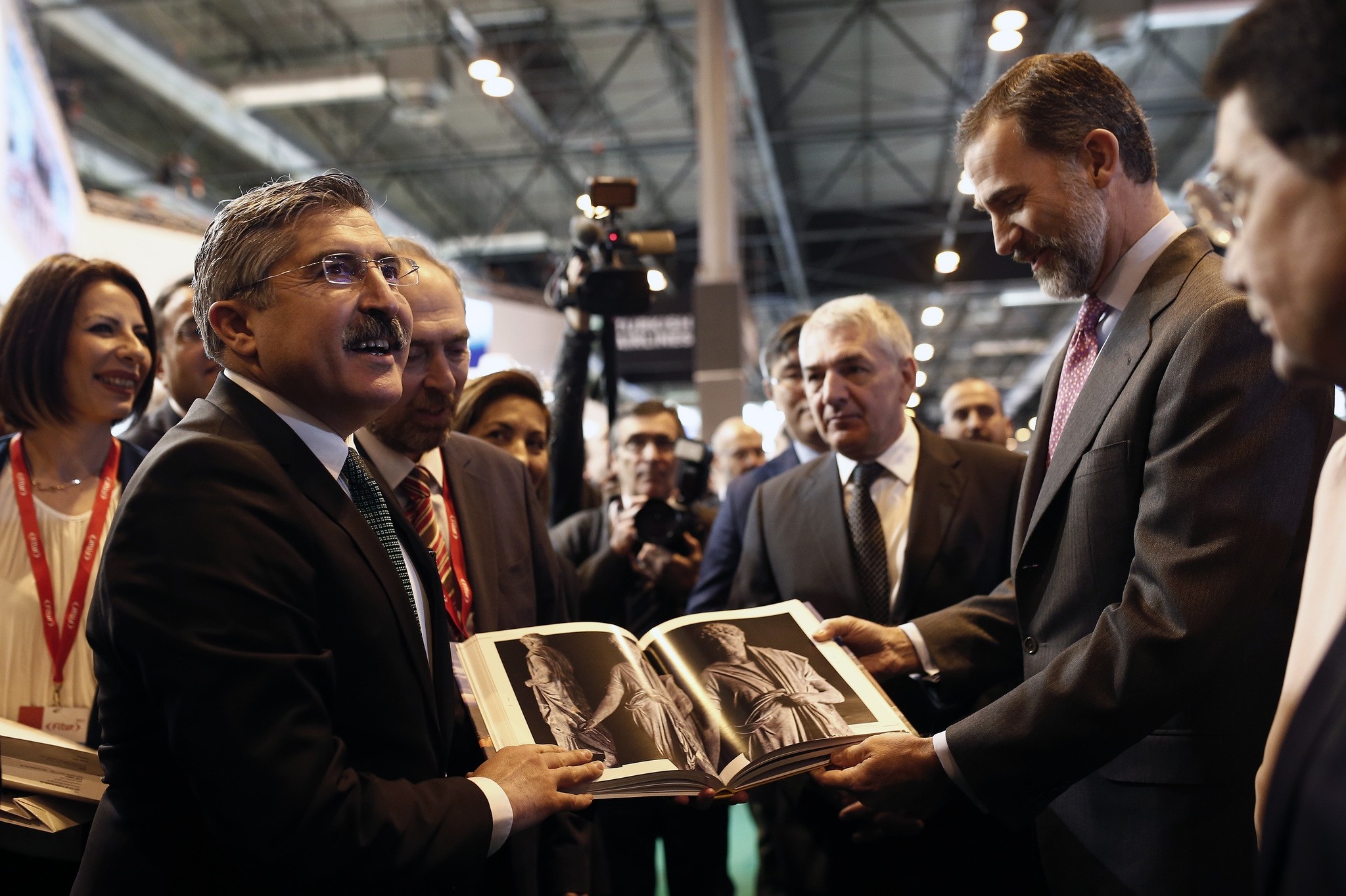 Deputy Culture and Tourism Minister Hu00fcseyin Yayman (L) and Spanish King Felipe VI (R)