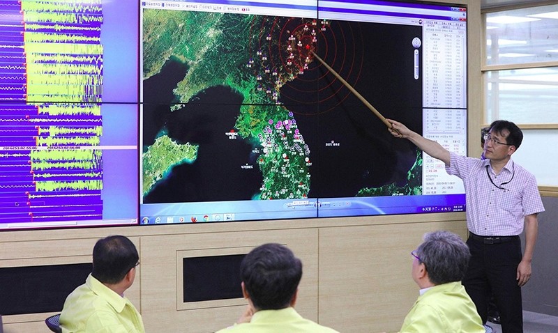 A South Korean official points to a map showing the epicenter seismic waves in North Korea, at the Korea Meteorological Administration in Seoul on September 9, 2016 following news of another nuclear test by North Korea (AFP Photo)