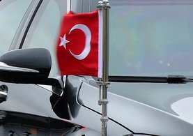 Makedonya'da makam aracındaki Türk bayrağına saldırı girişimi!