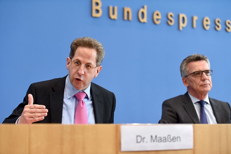 Domestic intelligence agency chief Hans-Georg Maassen (L) and German Interior Minister Thomas de Maiziere (R) address a press conference in Berlin on June 28, 2016 (AFP)