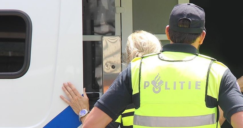 Hollandada başörtüsünü çıkarmayan çocuk darbedildi