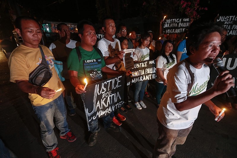 Members of an international organization for Filipino migrant workers gather to remember a Filipino national who was executed in Kuwait, in Quezon City, Philippines, 25 January 2017. (EPA Photo)