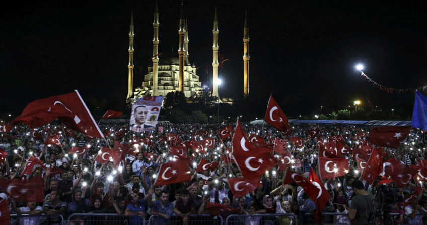 Adana'da Demokrasi Nöbeti'nde '30 Kuş' şiiri ağlattı