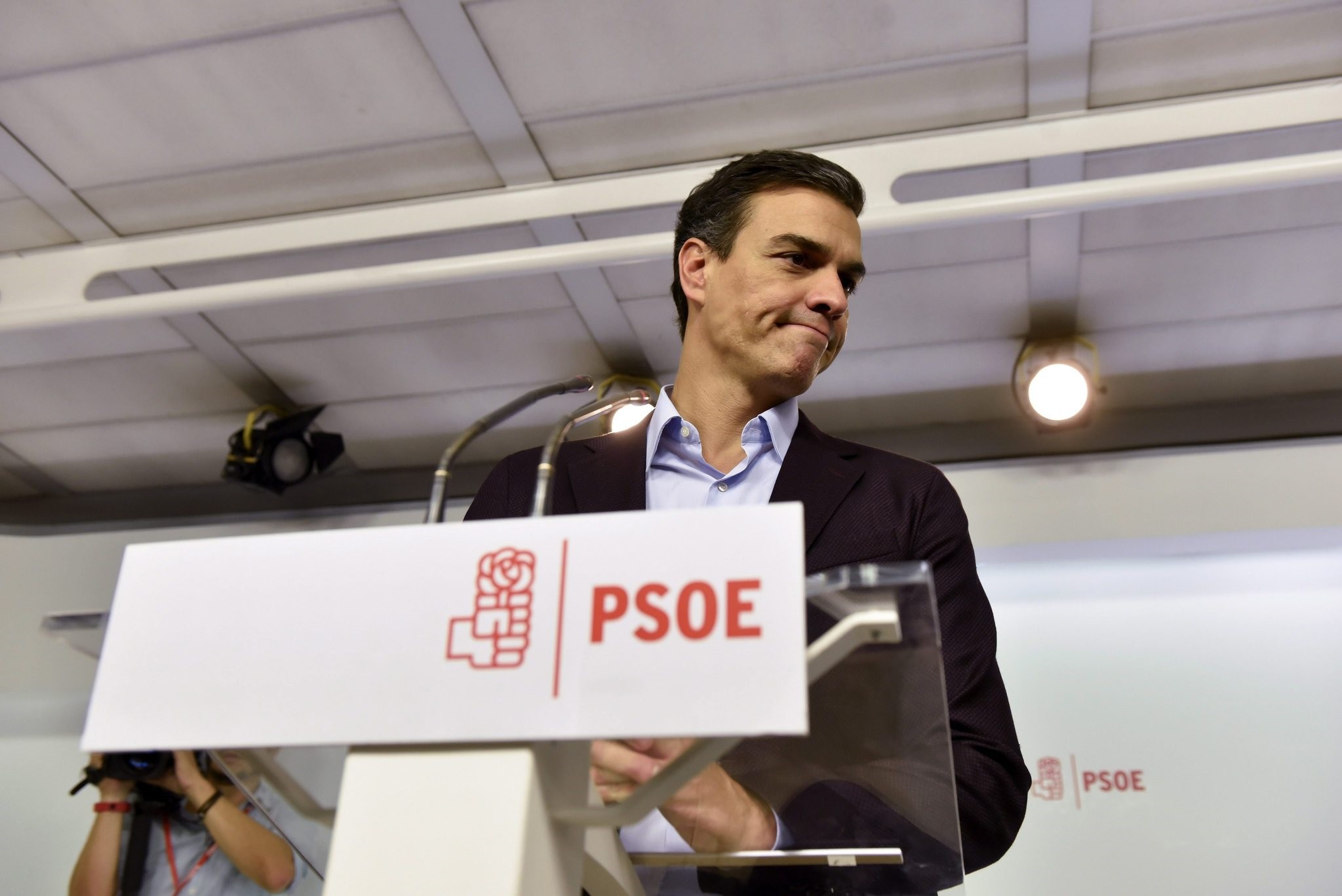 Socialist Party (PSOE) leader, Pedro Sanchez, speaks during a press conference in Madrid, Spain, 01 October 2016. (EPA Photo)