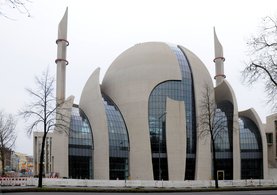 Almanya camilere örgütlere verecek!