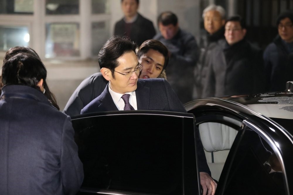Lee Jae-yong, vice chairman of Samsung Electronics., gets into his car to leave a detention center south of Seoul, South Korea, yesterday, after a local court rejected an arrest warrant sought for him.