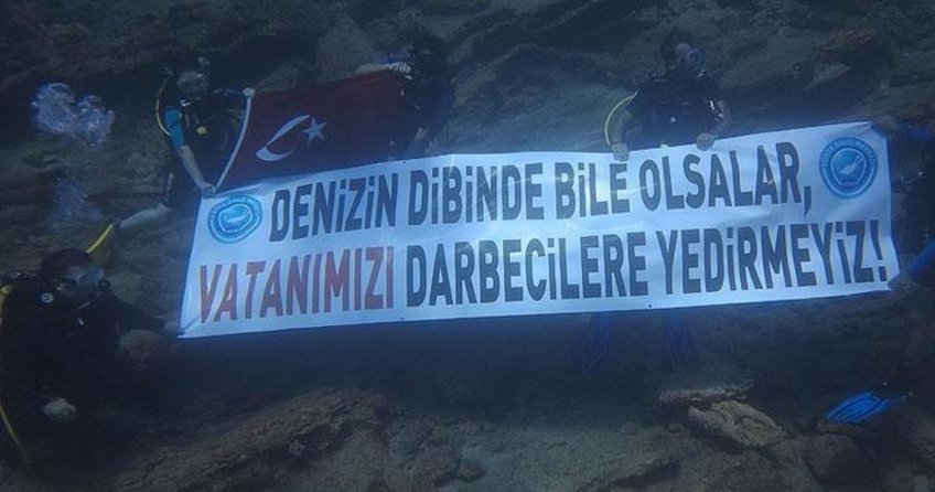 Dalgıçlardan su altında FETÖ'ye tepki