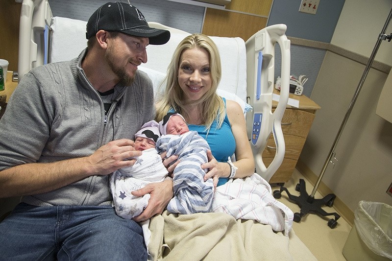 Brandon Shay, and his wife Holly of Glendale, Ariz., hold their new bornu00a0twinsu00a0at Banner Hospital in Glendale, Jan. 1, 2017. (AP Photo)