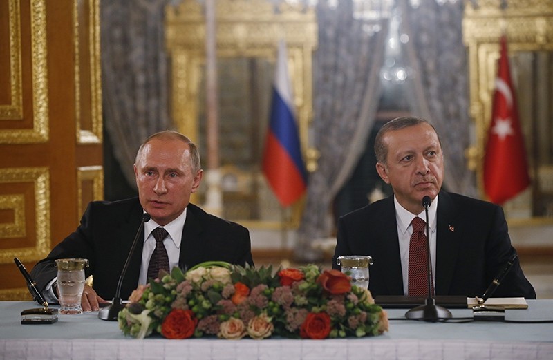 President Recep Tayyip Erdou011fan, right and Russian President Vladimir Putin, left, wait for their joint news conference following their meeting in Istanbul, Monday, Oct. 10, 2016 (AP Photo)