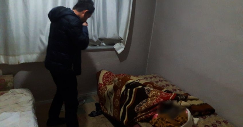 Annesinin cesediyle aynı odada 3 hafta yaşadı