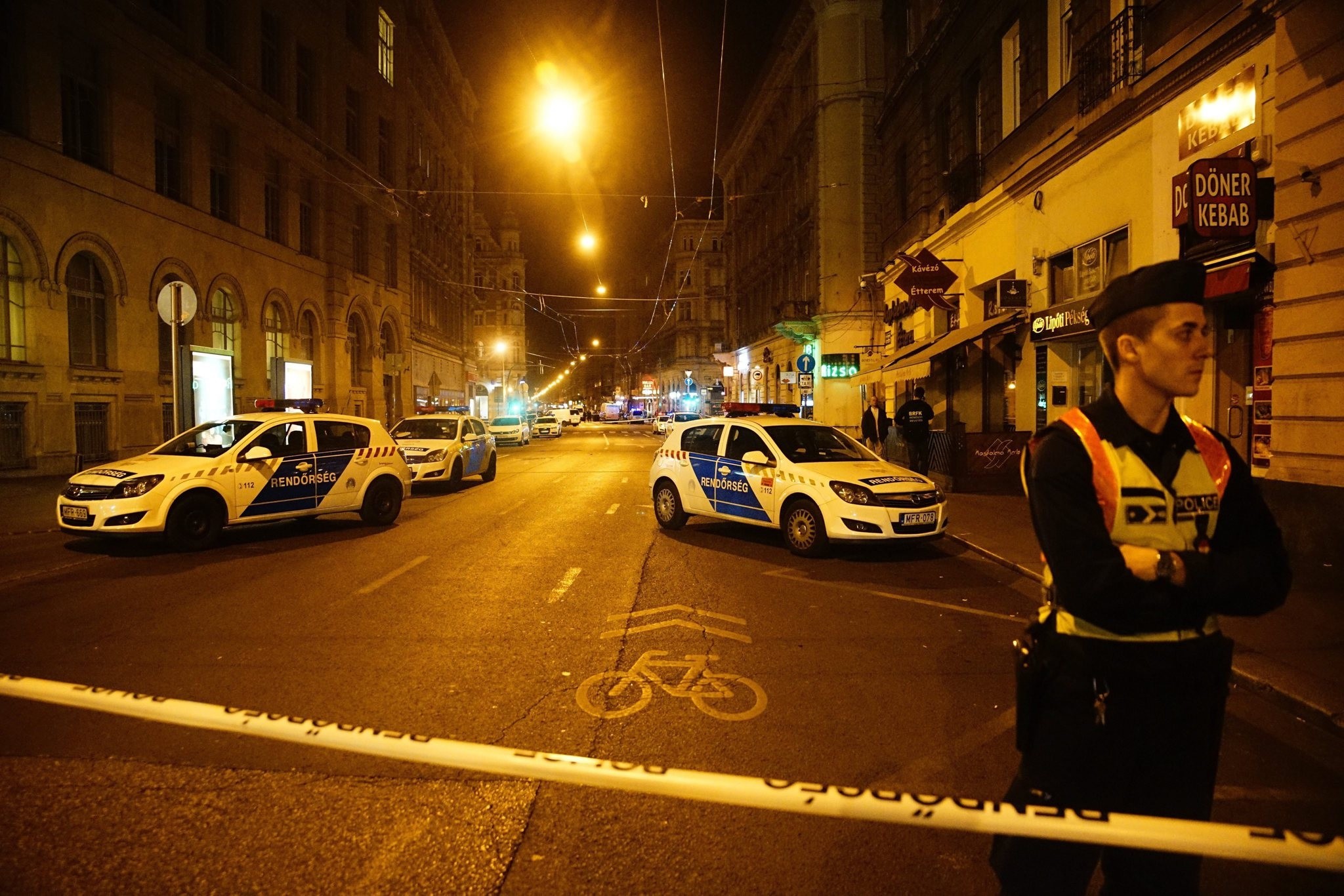 Police officers cordon off the area of the scene in central Budapest, Hungary, early 25 September 2016. (EPA Photo)