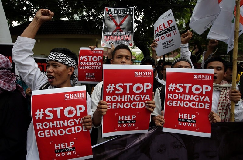 Indonesian Muslims shout slogans as they hold protest banners during a protest in front of the Myanmar Embassy in Jakarta, Indonesia, 25 November 2016. (EPA Photo)