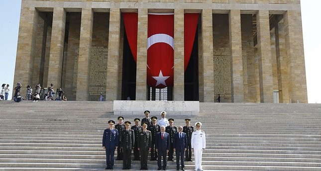 Ministerpräsident Binali Yıldırım mit Mitgliedern des Obersten Militärrats beim Atatürk-Mausoleum in Ankara vor der Sitzung. AA Foto