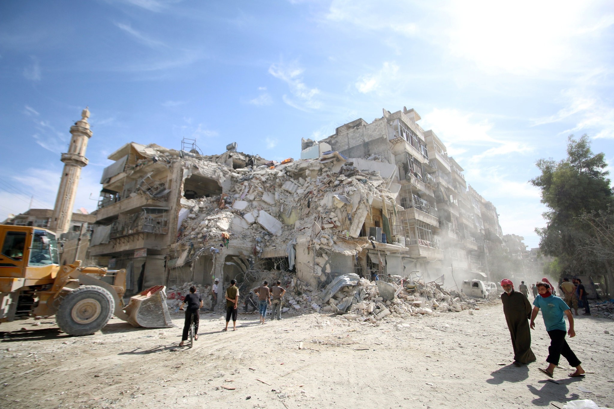 People inspect a damaged site after an air strike Sunday in the rebel-held besieged al-Qaterji neighbourhood of Aleppo, Syria October 17, 2016. (REUTERS Photo)