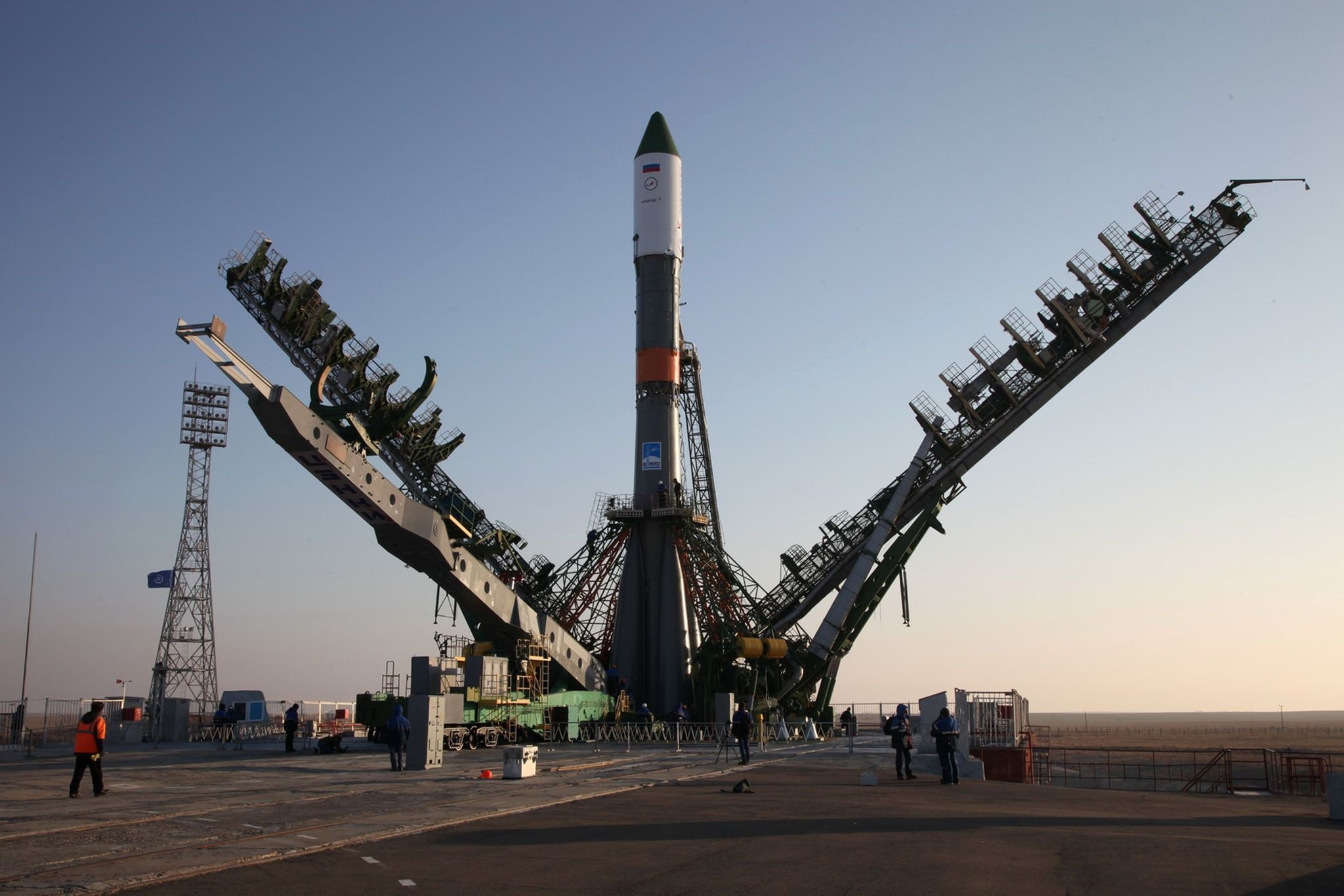 Service towers move towards the Soyuz-U carrier rocket with the cargo ship Progress MS-04 lifted on the launch pad at the Russian-leased Baikonur cosmodrome in Kazakhstan on November 29, 2016. (AFP Photo)