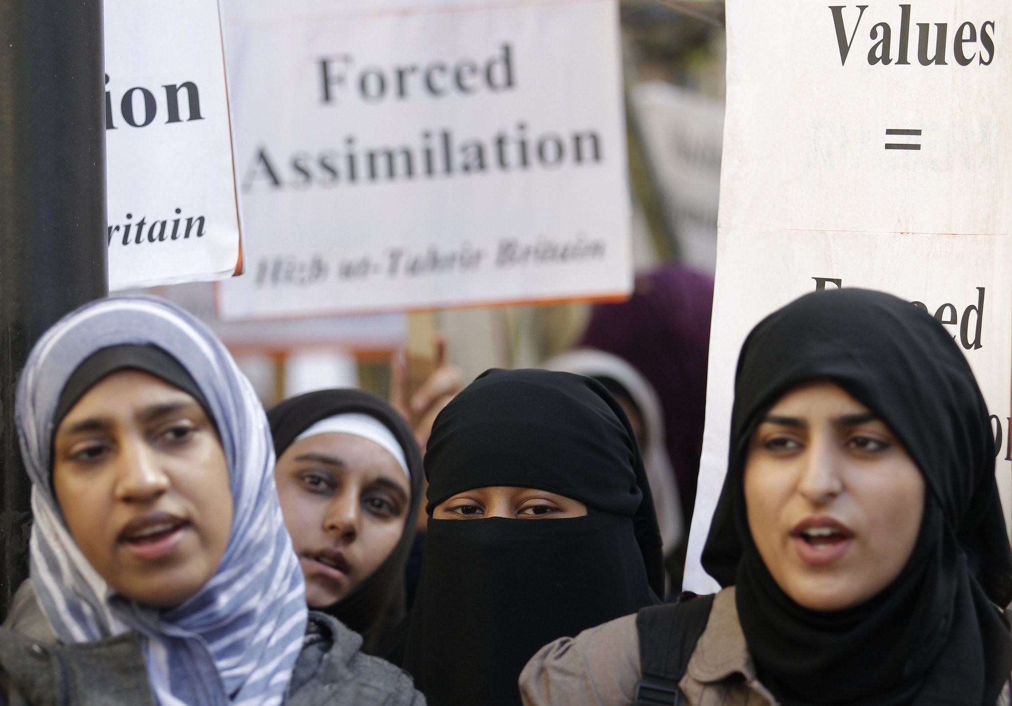 Muslim woman take part in a demonstration by the Islamic political party Hizb ut-Tahrir against France's banning of full face veils from public spaces, outside the French Embassy in London September 25, 2010.  ()