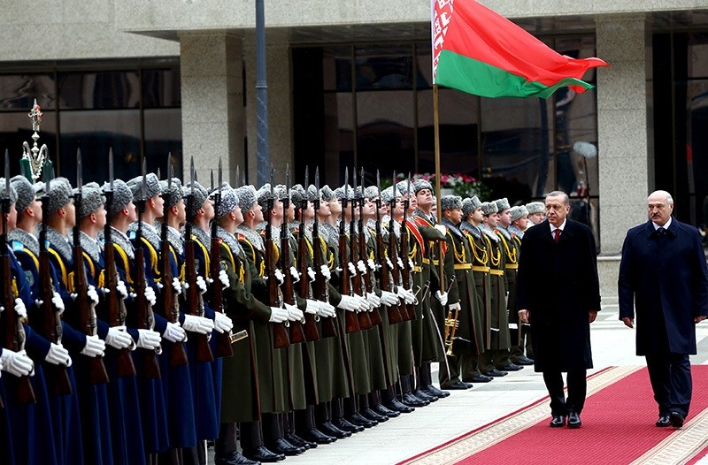 President Erdou011fan (L) walks with his Belarussian counterpart Lukashenko to greet ceremonial guards on Nov. 11, 2016, in Minsk. (AA Photo)