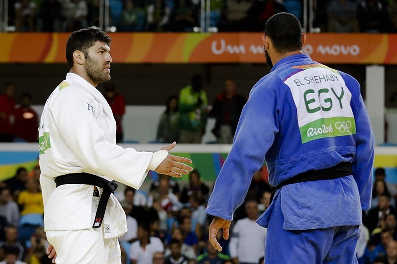Egypt's Islam El Shehaby, blue, declines to shake hands with Israel's Or Sasson, white, after losing during the men's over 100-kg judo competition at the 2016 Summer Olympics in Rio de Janeiro, Brazil, Friday, Aug. 12, 2016. (AP Photo)