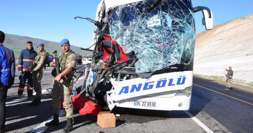 Elazığ'ın Karakoçan ilçesinde yolcu otobüsüyle TIR çarpıştı