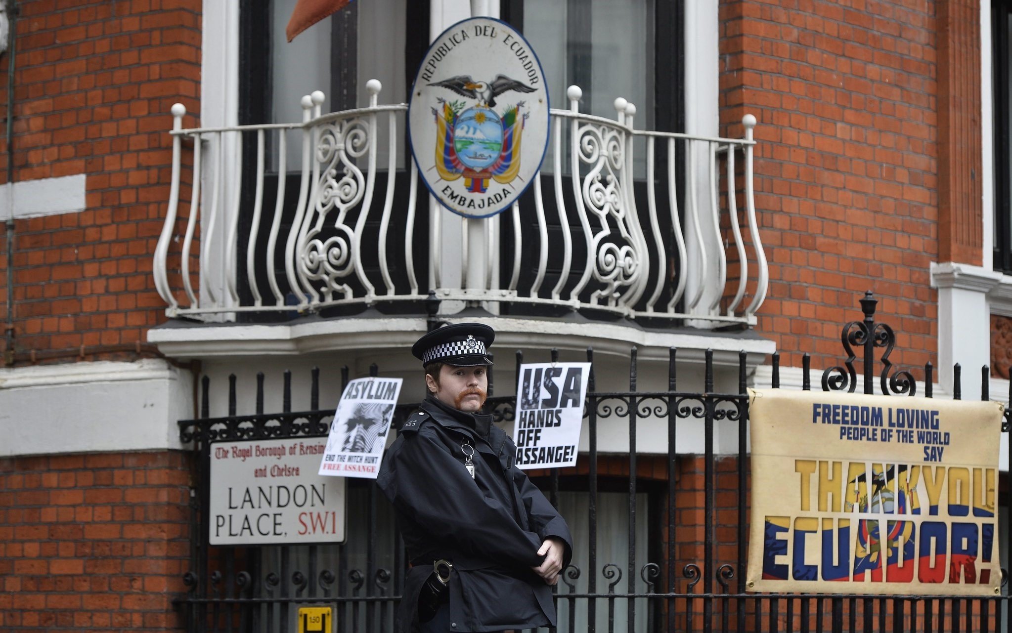 A policeman stands outside of the Ecuadorian Embassy in London, Britain, 14 November 2016.  (EPA Photo)
