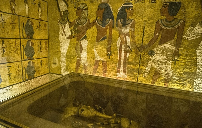 his file photo taken on November 28, 2015 shows the golden sarcophagus of the ancient Egyptian Pharaoh Tutankhamen displayed in his burial chamber in in the Valley of the Kings (AFP Photo)