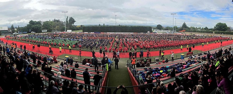 Students perform a mass haka in an attempt to break the Guinness World Record for the largest haka at Memorial Park in Masterton on November 2, 2016 (AFP Photo)