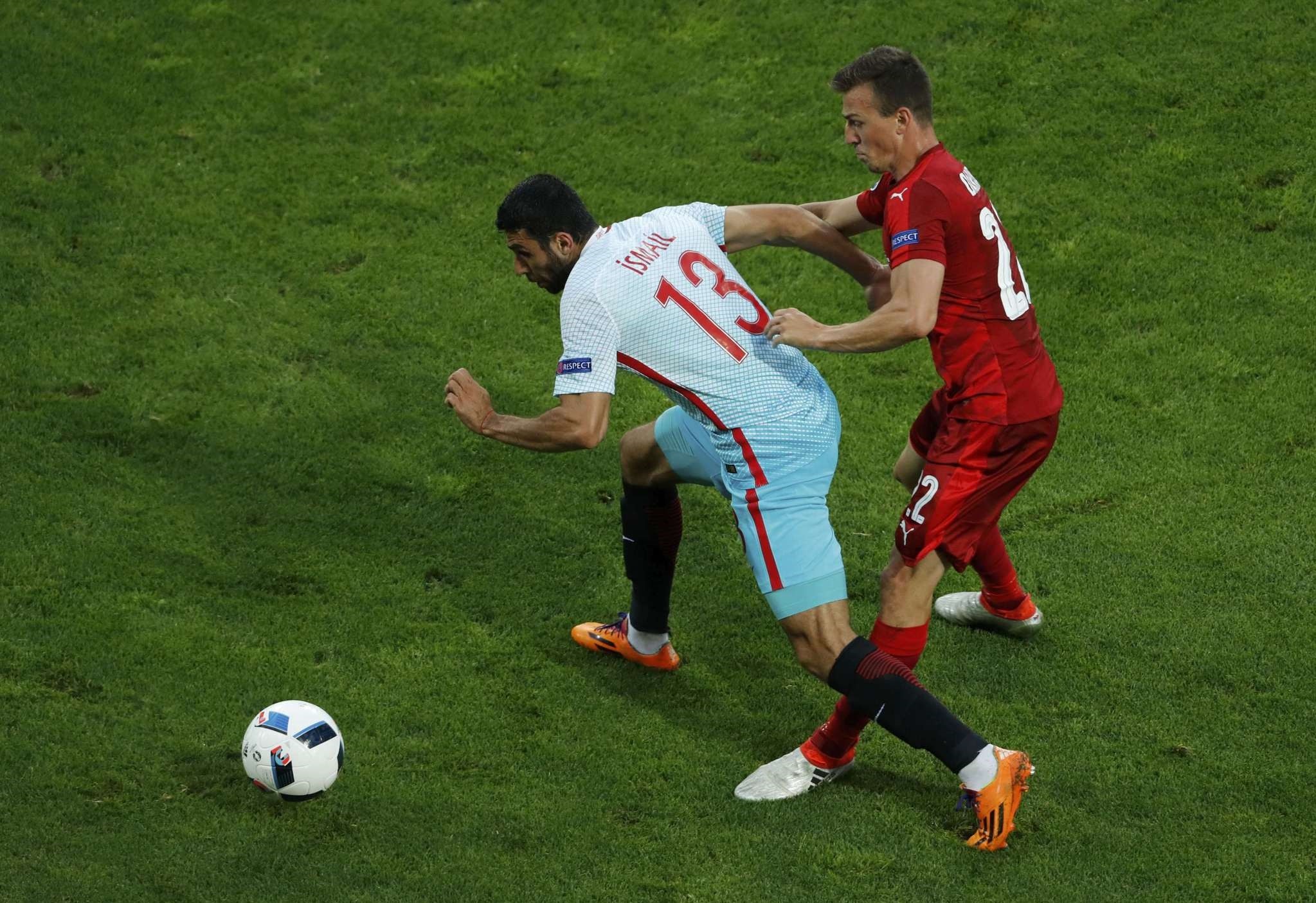 Czech Republic's Vladimir Darida and Turkey's Ismail Ku00f6ybau015fu0131 in action (Reuters Photo)