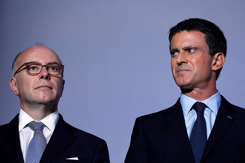 Former French PM Manuel Valls (R) and former Interior Minister Bernard Cazeneuve (L) at the Alfortville city hall, 21 November 2016. (AFP Photo)