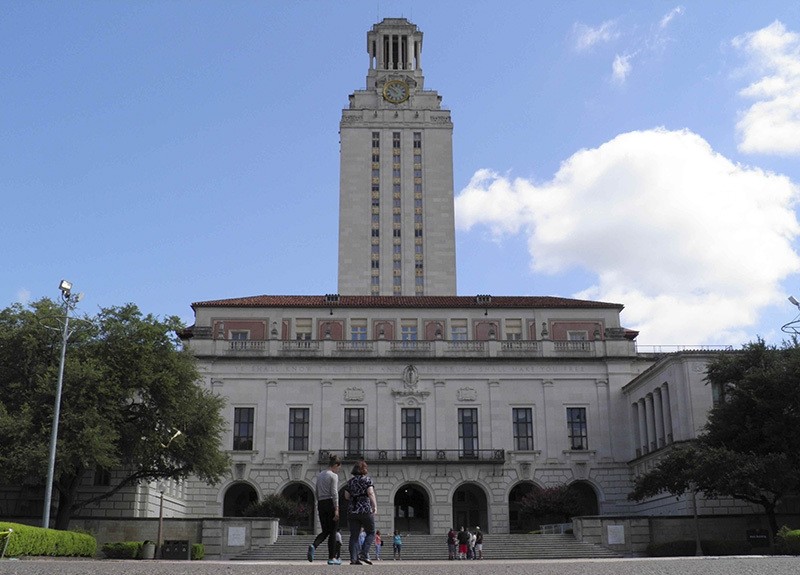 People walk at the University of Texas campus in Austin, Texas, June 23, 2016. (Reuters Photo)