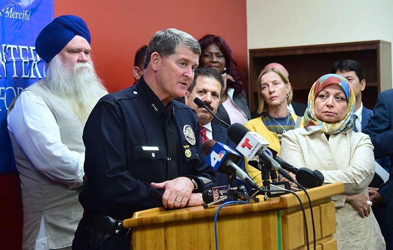  Officer Michael Downing of the LAPD addresses the media following the arrest of a California man in connection with threats he made against the Islamic Center of Southern California, LA, Oct. 25, 2016. (AFP Photo)