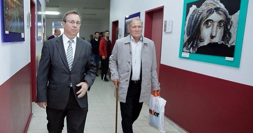 72 yaşında üniversiteli oldu, ilk dersine bastonuyla geldi