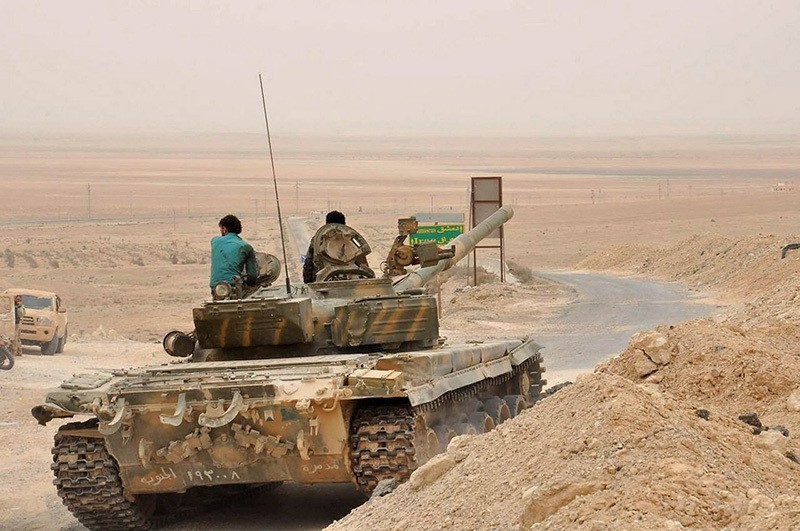 Syrian soldiers sit on a tank during fighting between regime forces and Daesh militants in Palmyra, March 28, 2016. (File Photo)