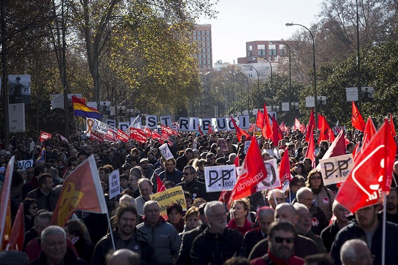 People take part in the main Spanish trade union rally in downtown Madrid, Spain, 18 December 2016, demanding 'recovery of the lost rights' during last years. (EPA Photo)