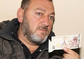 ATM'den çektiği kesim hatalı 5 lirayı dört yıldır saklıyor
