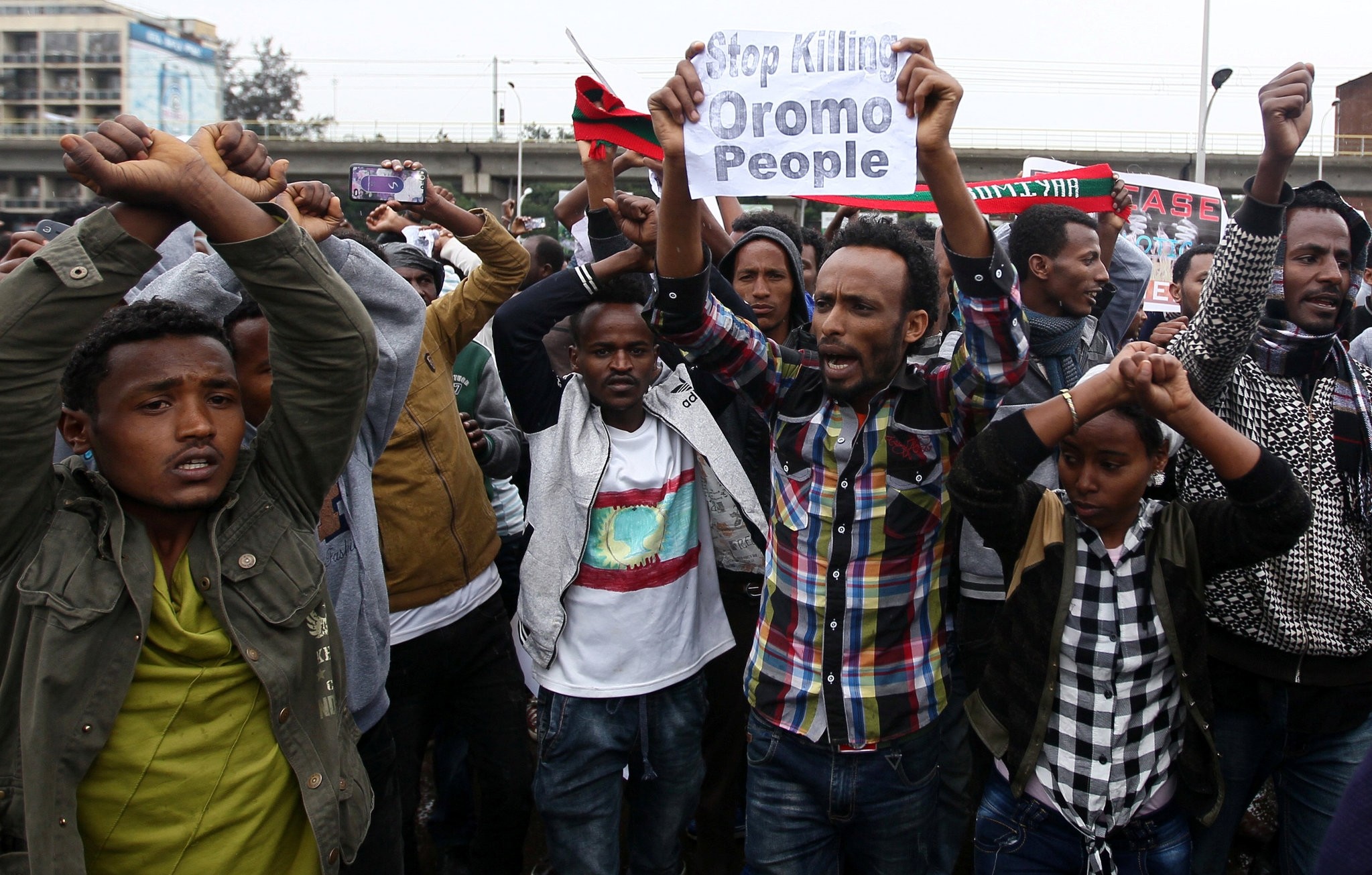 Protesters chant slogans during a demonstration over what they say is unfair distribution of wealth in the country at Meskel Square in Ethiopia's capital Addis Ababa, August 6, 2016. (REUTERS Photo)