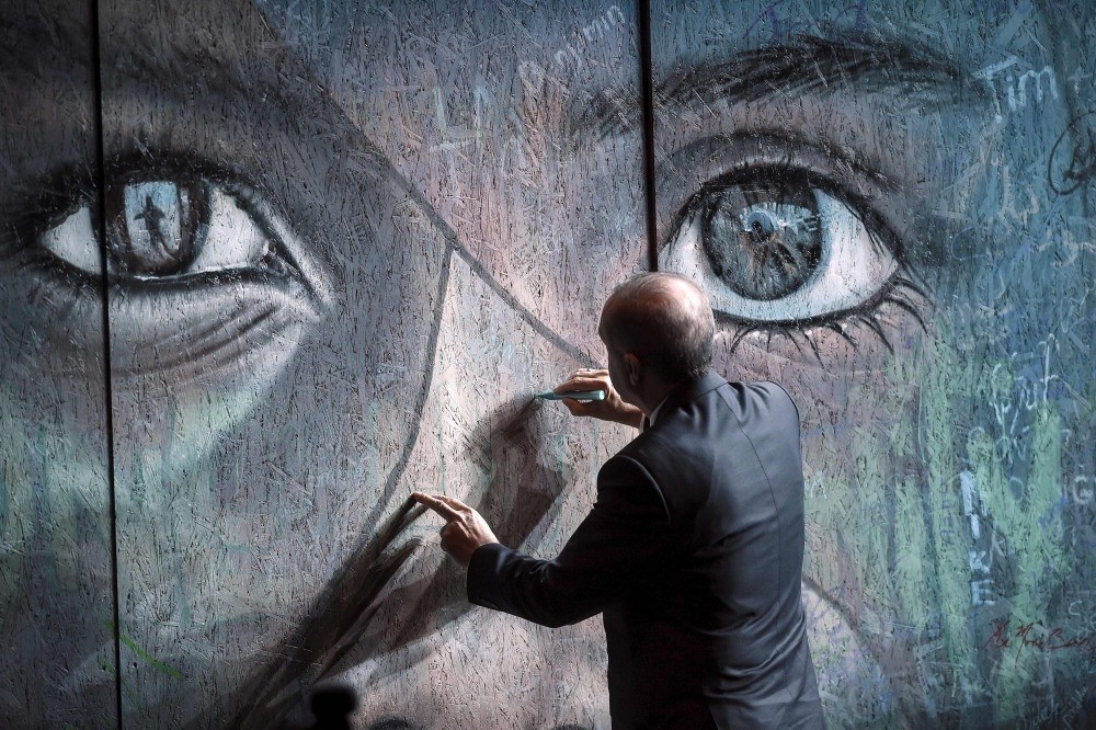 President Erdou011fan signing a graffiti wall at the closing of the World Humanitarian Summit in Istanbul.