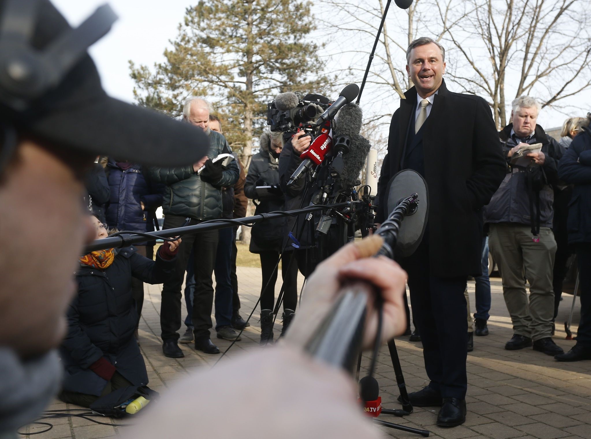 Austrian far-right Freedom Party (FPOe) presidential candidate Norbert Hofer talks to journalists in Pinkafeld, Austria on December 4, 2016. (AFP PHOTO)