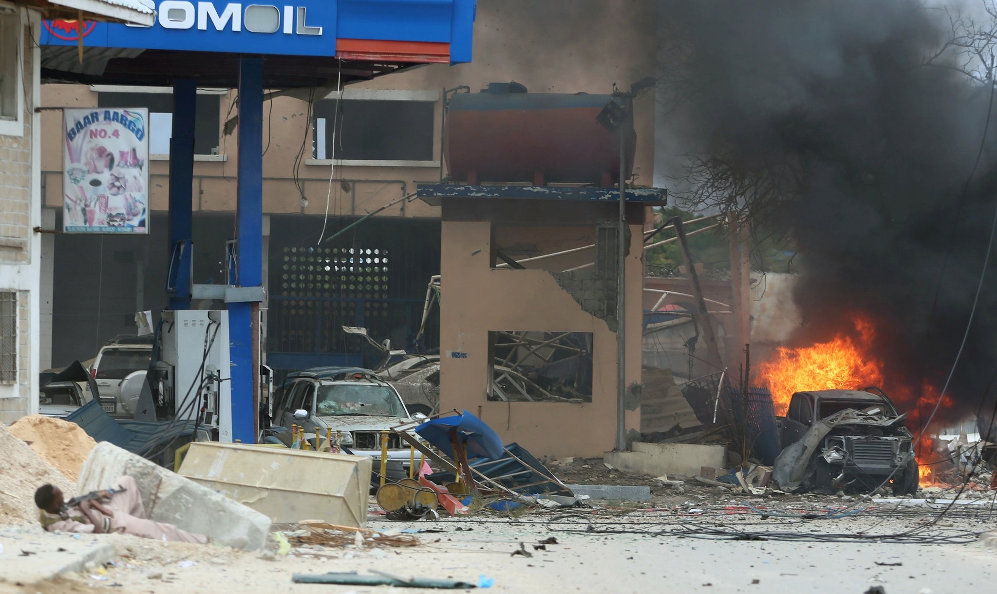  Somali government soldier holds his position during gunfire after a suicide bomb attack outside Nasahablood hotel in Somalia's capital Mogadishu, June 25, 2016. (REUTERS Photo)