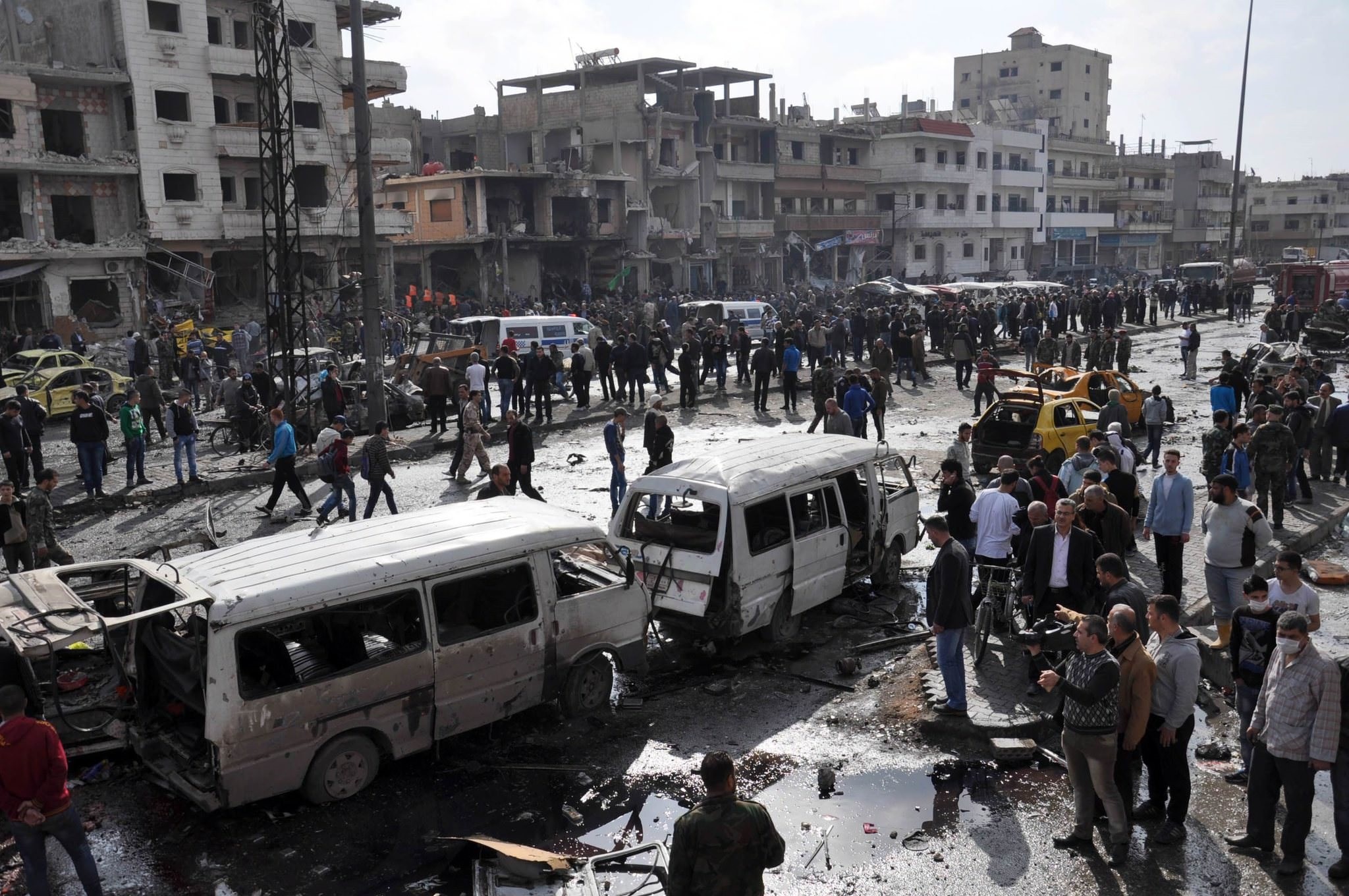 yrians gather at the site of a double car bomb attack in the Al-Zahraa neighbourhood of the central Syrian city of Homs on February 21, 2016. (AFP Photo)