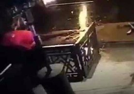 Maliyeciler Reina’daki katliamdan camlarını kırıp atlayarak kurtuldu