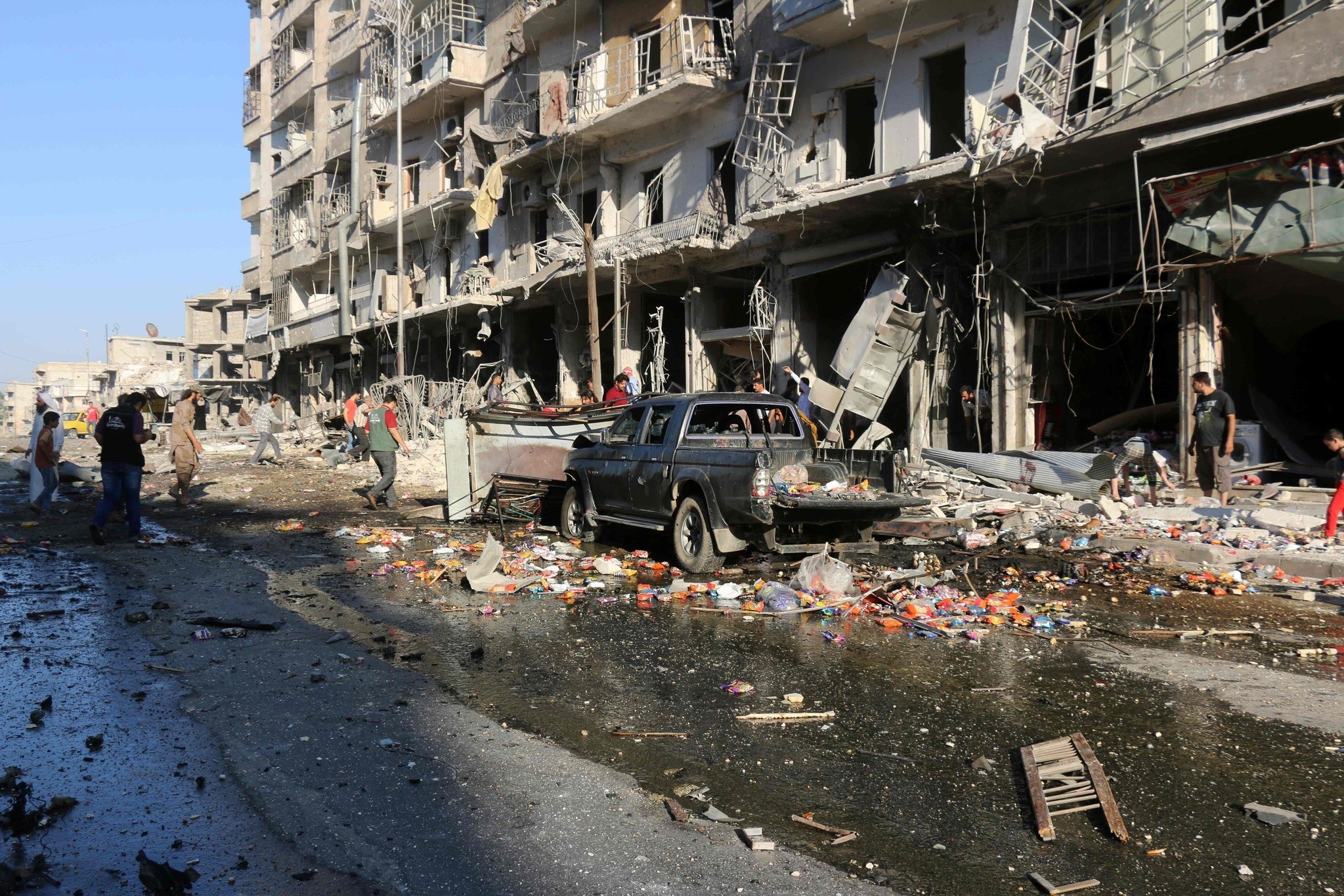 Syrians inspect the damage on a street following a reported airstrike at a market in the rebel-held district of Tariq al-Bab, in the northern city of Aleppo on July 1, 2016. (AFP Photo)